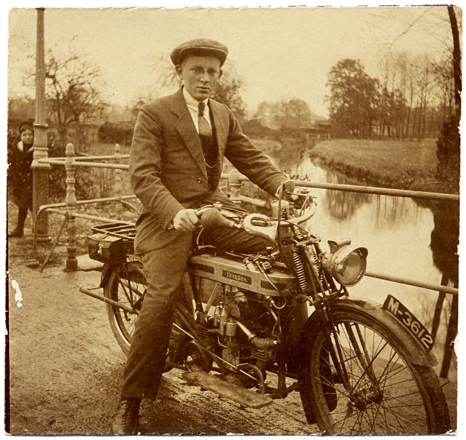 ben_albers_op_zijn_douglas_motorfiets__cica_1922.jpg